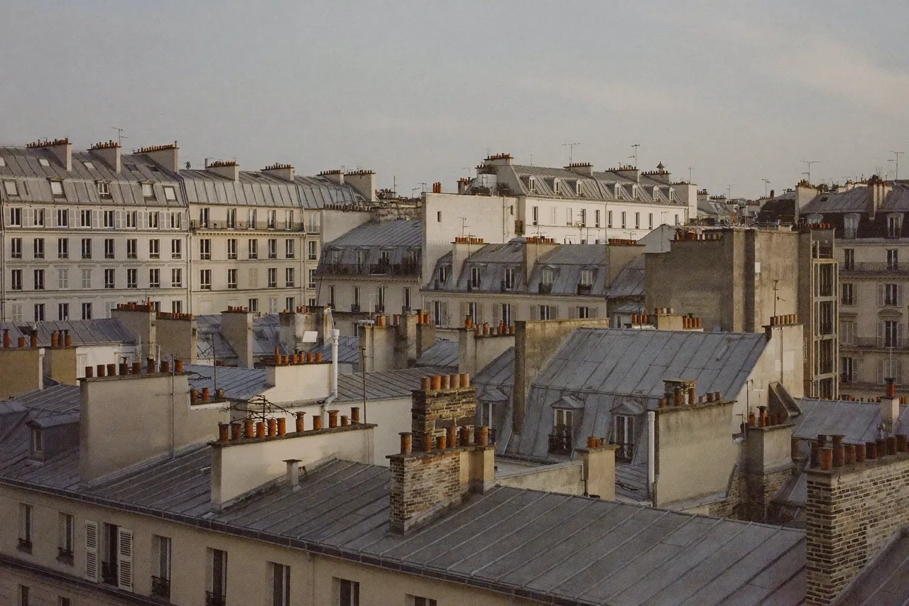 Toits en zinc et façades haussmanniennes de Paris à la lumière dorée